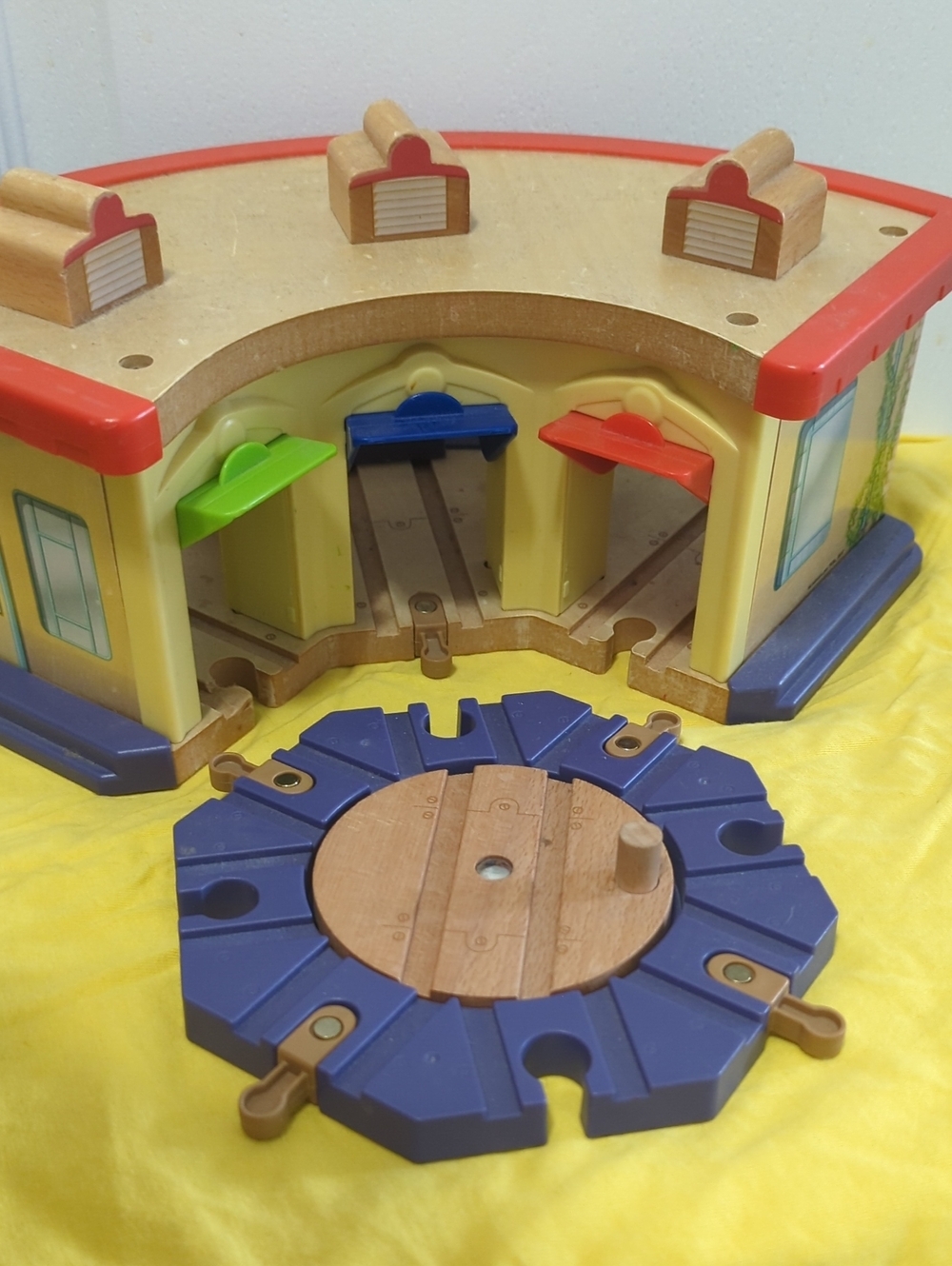 Cuggington Roundhouse Wooden Train Sets - Picture 3 of 10